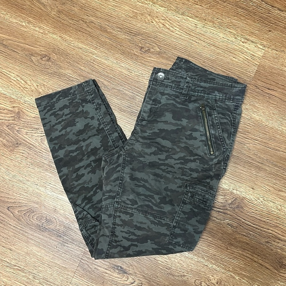 Size 8 women’s camo pants.